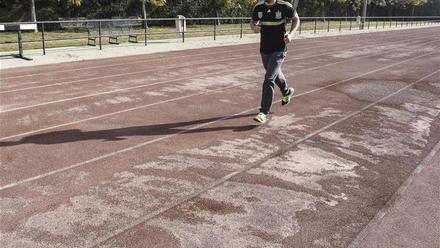 Quejas por el mal estado de las pistas de atletismo del Cuartillo de  Cáceres - El Periódico Extremadura