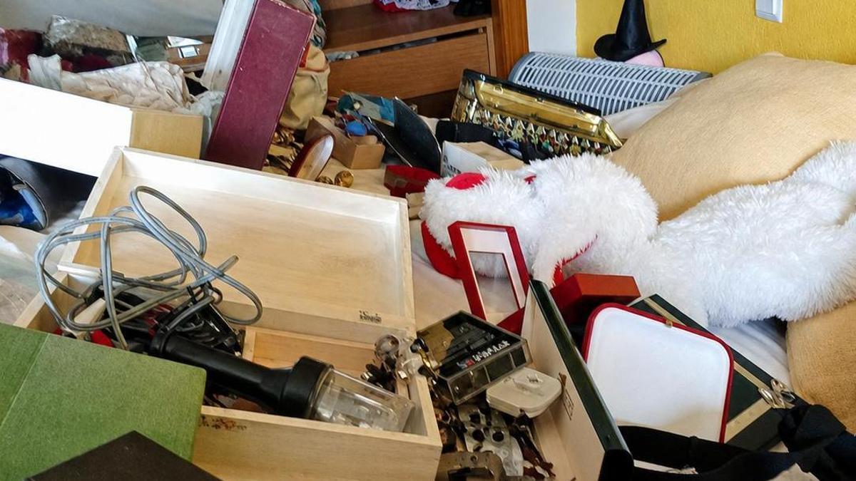 Cajones y armarios revueltos en una de las casas a las que entraron los ladrones.