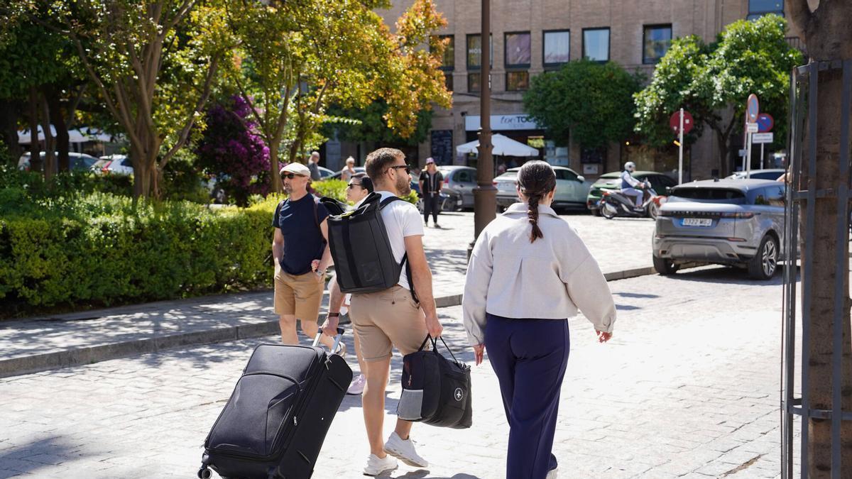 Turistas con maletas de equipaje en el centro de Sevilla