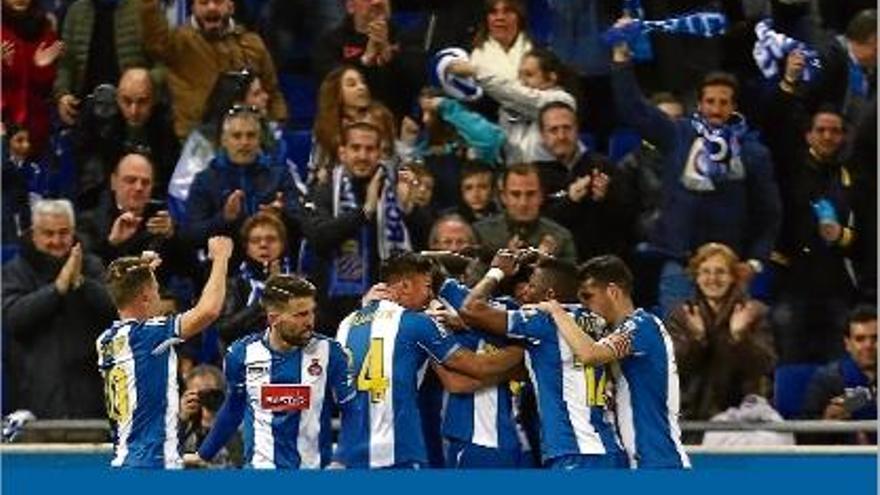 Els jugadors de l&#039;Espanyol celebrant el gol de la victòria, amb la grada, al fons, eufòrica.