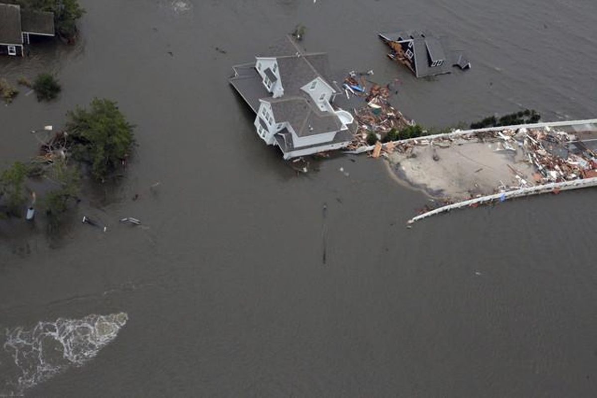 Una casa inundada a la Costa de Nova Jersey pel rastre que ha deixat ’Sandy’ al seu pas per la costa est dels EUA. Ja hi ha 40 víctimes mortals, més de sis milions de cases sense electricitat i quantiosos danys materials.