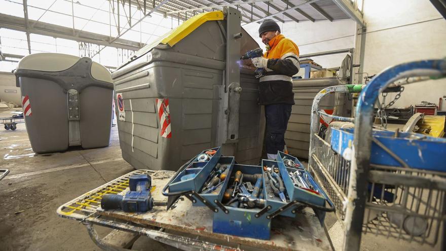 UTE Alicante acondiciona, repara y limpia casi un centenar de contenedores y papeleras al día