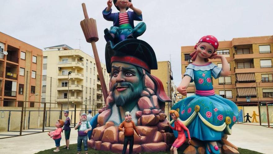 Los juniors de Sant Josep ya tienen plantada en el patio del colegio su falla de este año