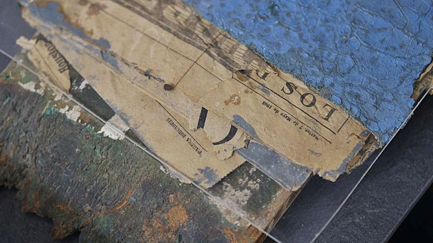 Detalle del antiguo revestimiento del velero, con lona y papel de periódico. | | J. C. GUERRA