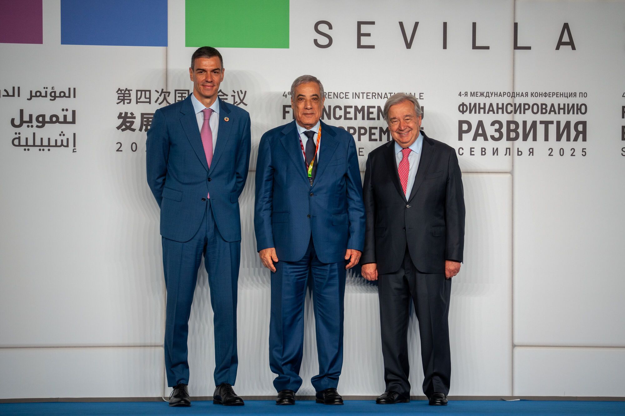 El presidente del gobierno, Pedro Sánchez (i) y el presidente de la ONU, António Guterres (d) reciben a los mandatarios. A 30 de junio de 2025 en Sevilla, Andalucía (España). En el Palacio de Congresos y Exposiciones de Sevilla (FIBES) ha tenido lugar la foto oficial con los jefes de Estado y de Gobierno que participan en la IV Conferencia Internacional sobre la Financiación para el Desarrollo de la ONU. En este acto institucional, se da la bienvenida a los mandatarios que intervienen en esta cumbre global centrada en los retos económicos y financieros del desarrollo sostenible. 30 JUNIO 2025 Francisco J. Olmo / Europa Press 30/06/2025. ANTONIO  GUTERRES;PEDRO SÁNCHEZ PÉREZ-CASTEJÓN;Francisco J. Olmo;