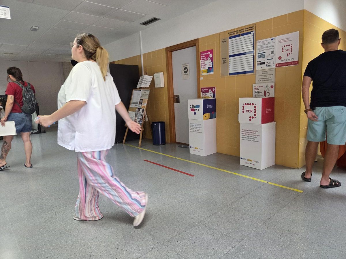 Al fondo, contenedor para las muestras del cribado de cáncer de cérvix en el centro de salud de San Blas, en Alicante, instalado hace pocos días.