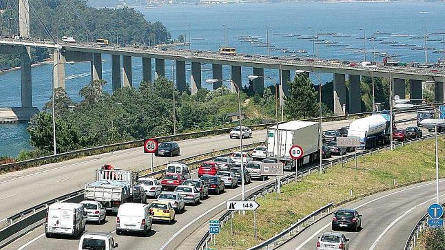 Imagen del tráfico en el puente de Rande un día de verano
