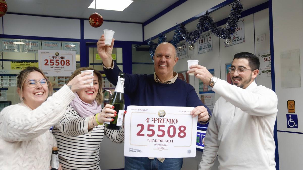 Celebración del cuarto premio de la Lotería de Navidad, 25508, vendido en la administración del Camino de Suárez, del que ha repartido 8 millones de euros