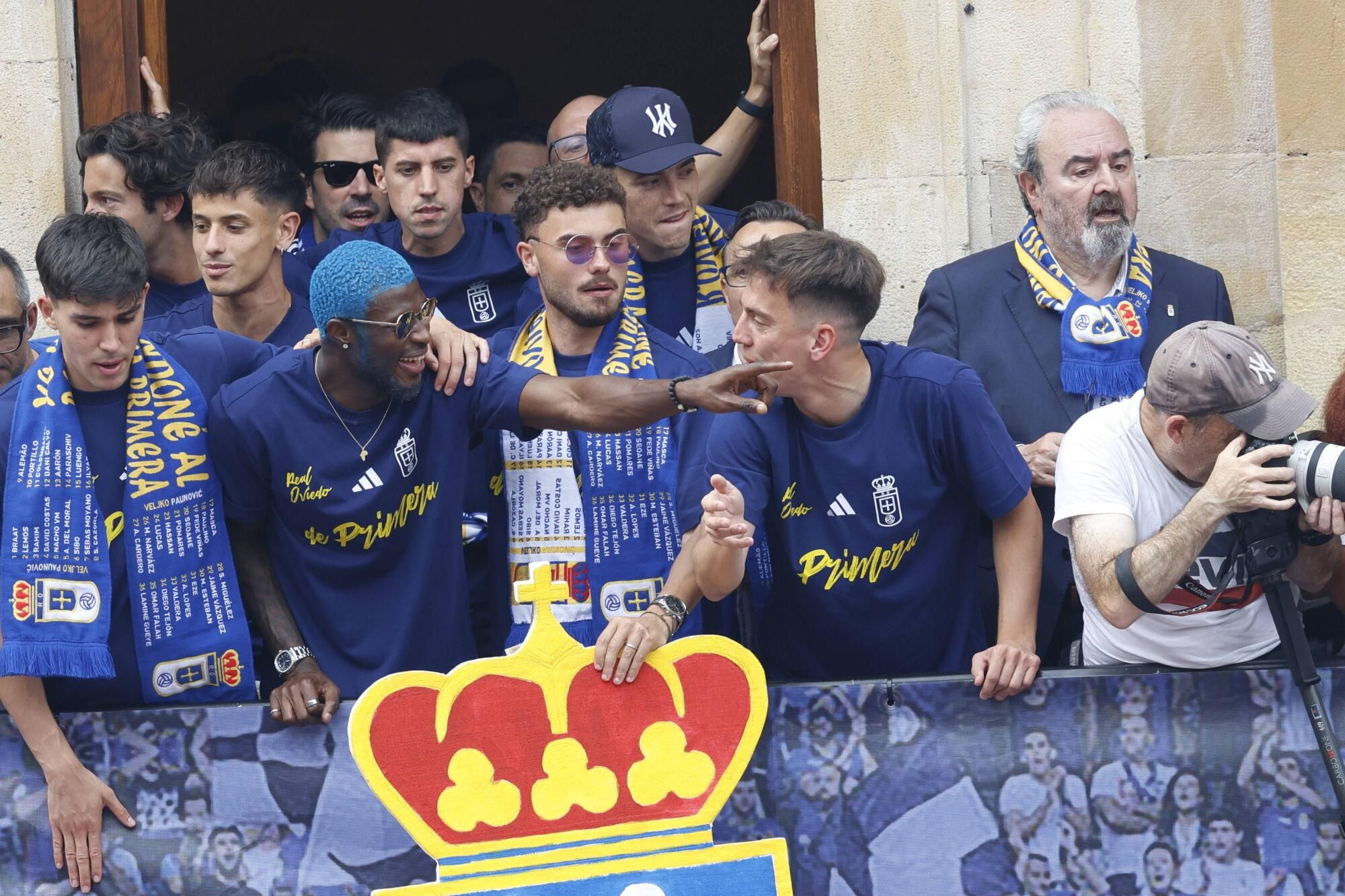 Locura azul en las calles de Oviedo para celebrar el ascenso del equipo a Primera División