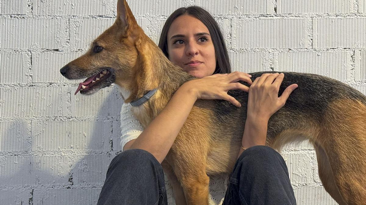 La escritora Lucía Solla Sobral, autora de la novela 'Comerás flores'.