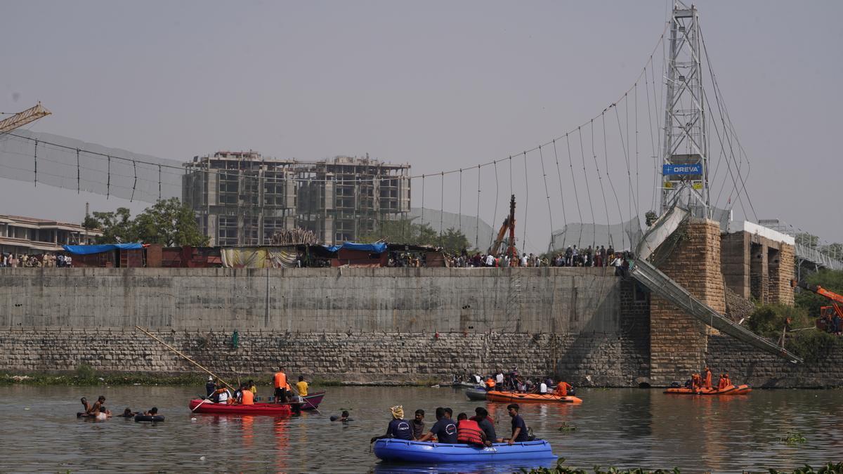 Nueve detenidos por la caída del puente de la India.