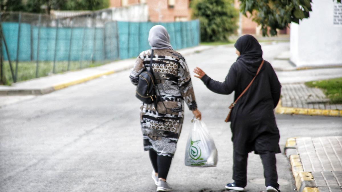 Dos mujeres en Talayuela tras conocerse la noticia de la extradición del imán.