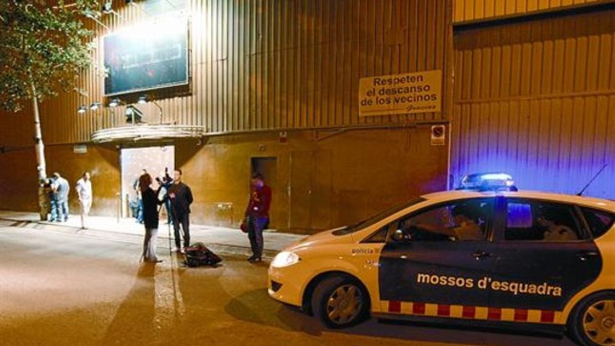 Vigilancia policial de los Mossos frente a la discoteca Capitolio de Can Femades, en junio del 2010.