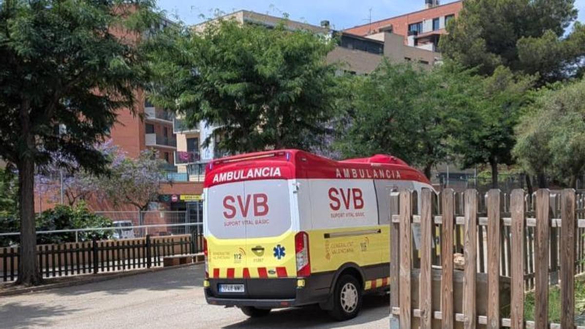 La ambulancia accede al IES Jaume II el Just, en una imagen de ayer.