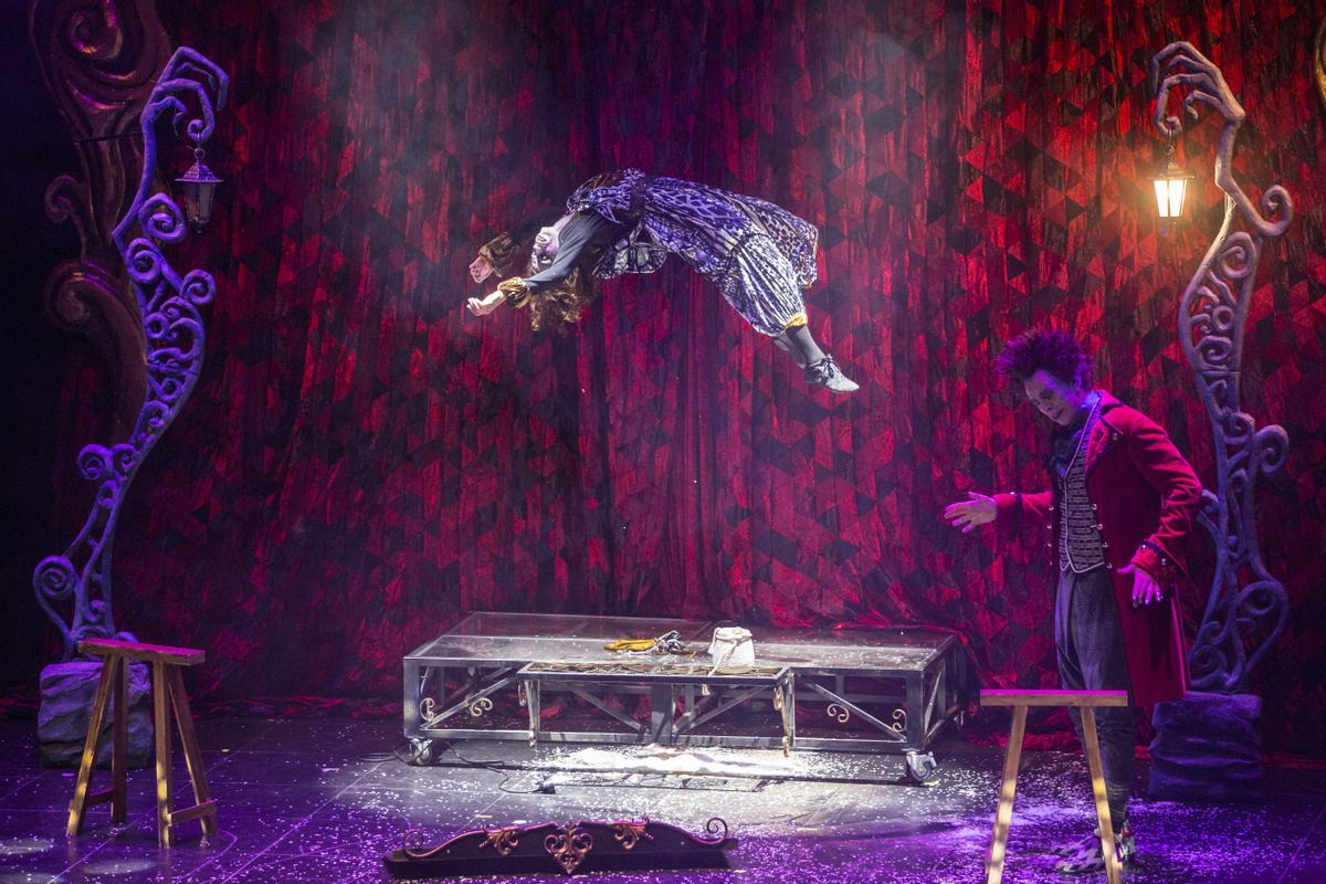 La ayudante del Mag Edgard protagonizando una levitación sorprendente bajo el influjo del ilusionista.