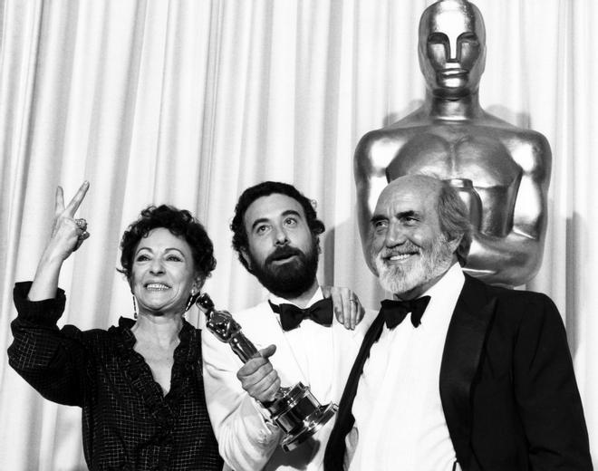 José Luis Garci posa con su premio Oscar junto a Encarna Paso y Antonio Ferrandis