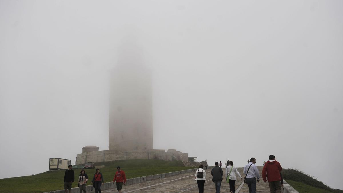 La Torre de Hércules rodeada por la niebla en A Coruña.