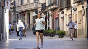Una joven corre por las calles del barrio de Sarrià. 