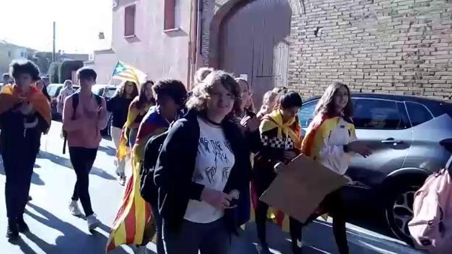 Alumnes de Castelló d'Empúries s'han manifestat pels carrers de Castelló d'Empúries