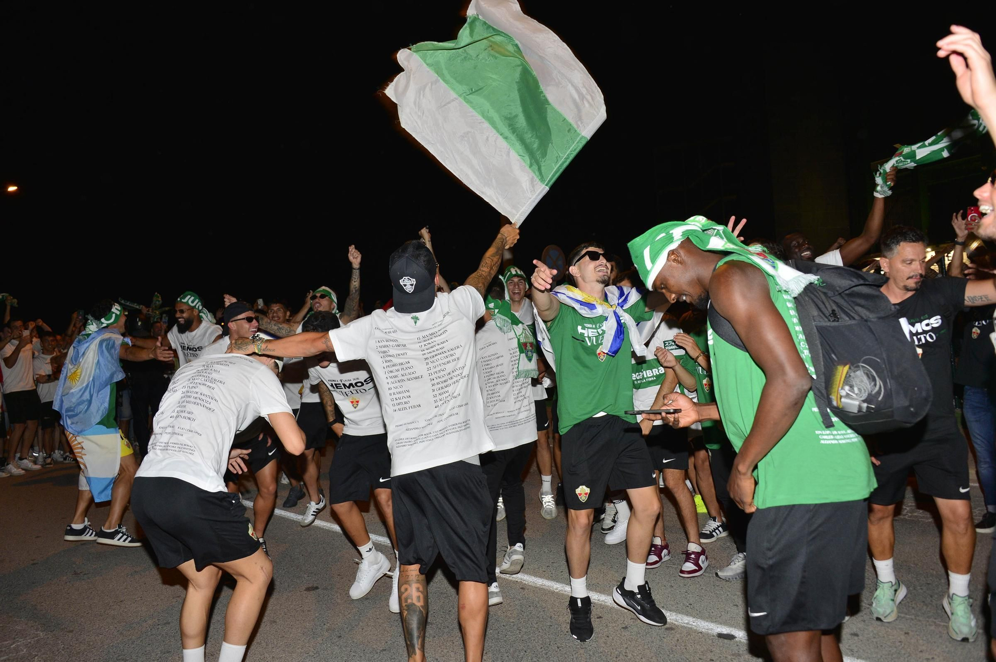 La afición del Elche recibe a los héroes del ascenso a su llegada al Martínez Valero