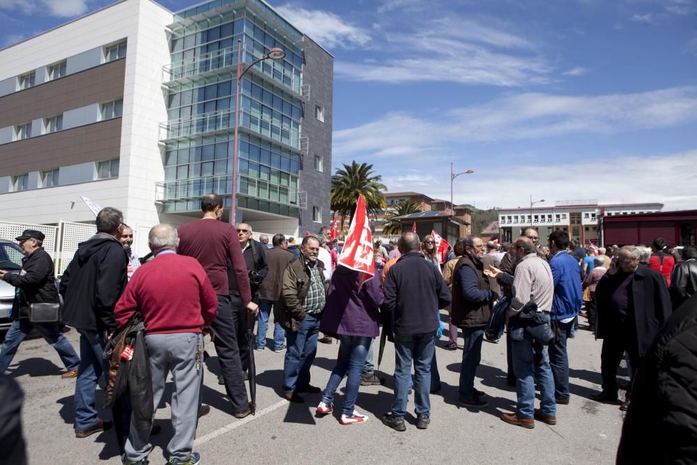 Manifestación organizada por CCOO Nalón para pedir del centro geriátrico de Riaño