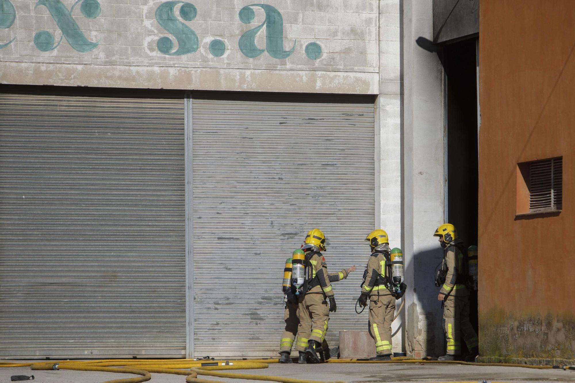 Aparatós incendi en una nau industrial a Vilobí