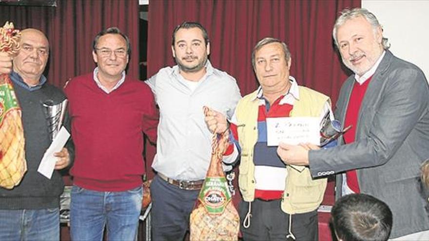 pedro lara y antonio callejas ganan el torneo de dominó del bar piscina