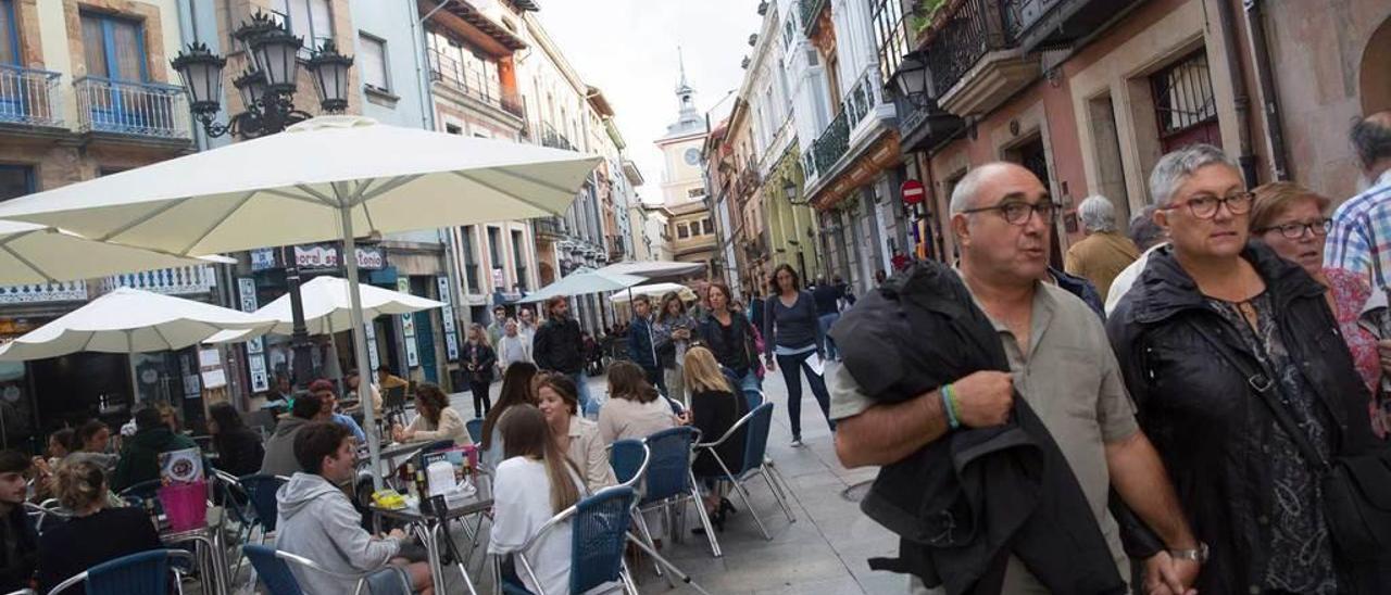 Turistas en el casco antiguo de la ciudad.