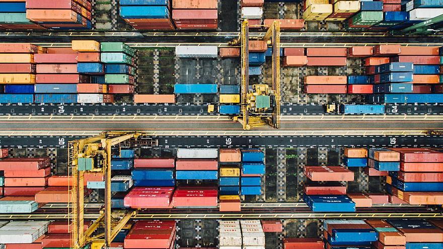 Vista cenital de containers en un puerto industrial.