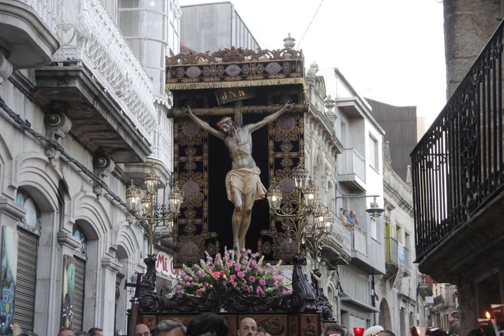 Un Cristo entre el fervor de la multitud. // Santos Álvarez