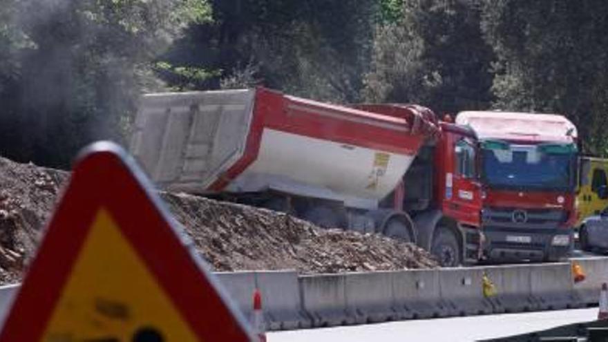 Un senyal adverteix de les obres al tram de la Pilastra.