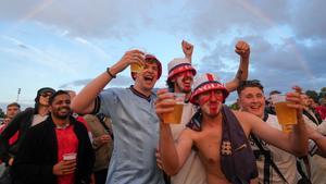 Aficionados ingleses esperan tranquilamente el partido ante Serbia