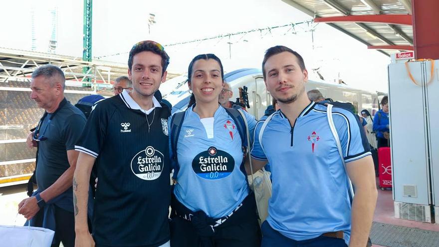 Celtistas recién llegados a Madrid de un viaje en tren desde Vigo.