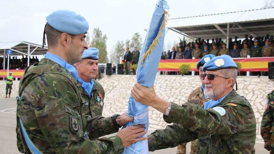 Momento en el que el general de la Brilat,Antonio Romero, toma el relevo en el Líbano. // Defensa