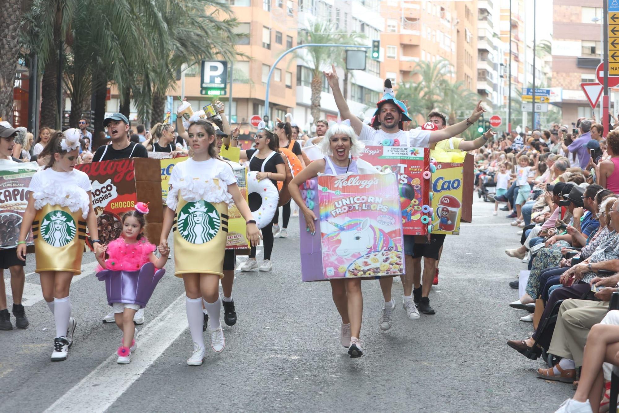 Las 89 hogueras y 20 barracas inundan las calles de Alicante con el tradicional desfile del Ninot