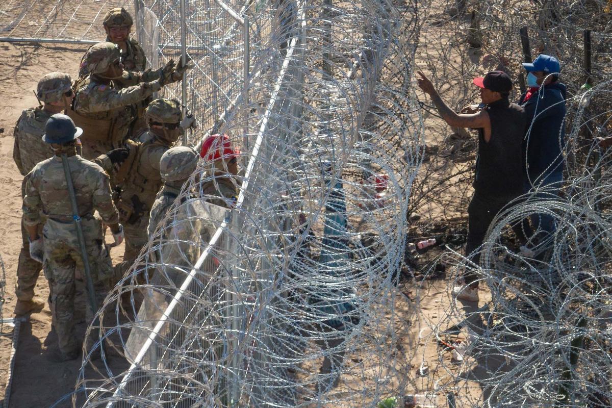 Migrantes acampan a lo largo de la orilla del río Grande mientras esperan entregarse a las autoridades de inmigración en El Paso, Texas, EE.UU