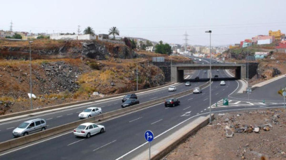 Herido un joven tras el choque de un coche y un camión en Tenerife.