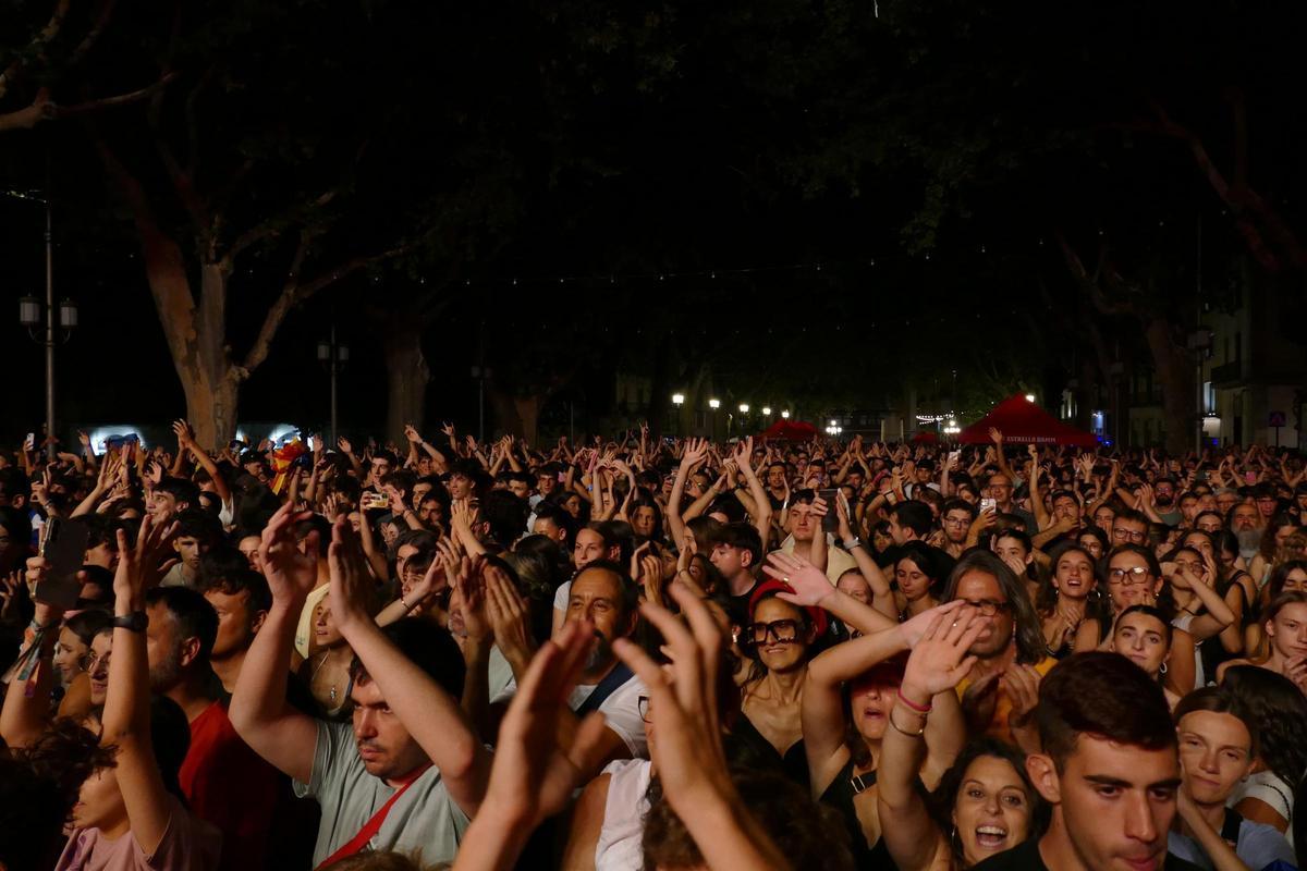 EN IMATGES | Figueres acomiada La Fúmiga en el seu últim concert gratuït a Catalunya EN IMATGES | Figueres acomiada La Fúmiga en el seu últim concert gratuït a Catalunya