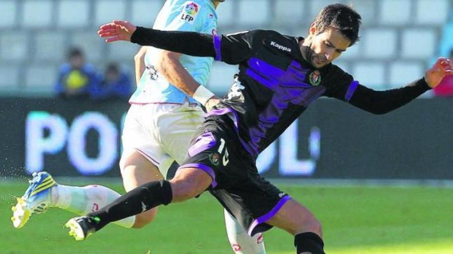 Borja Oubiña pugna por una pelota con el media punta del Valladolid Roberto Bueno durante el choque disputado ayer en Balaídos. // Grobas