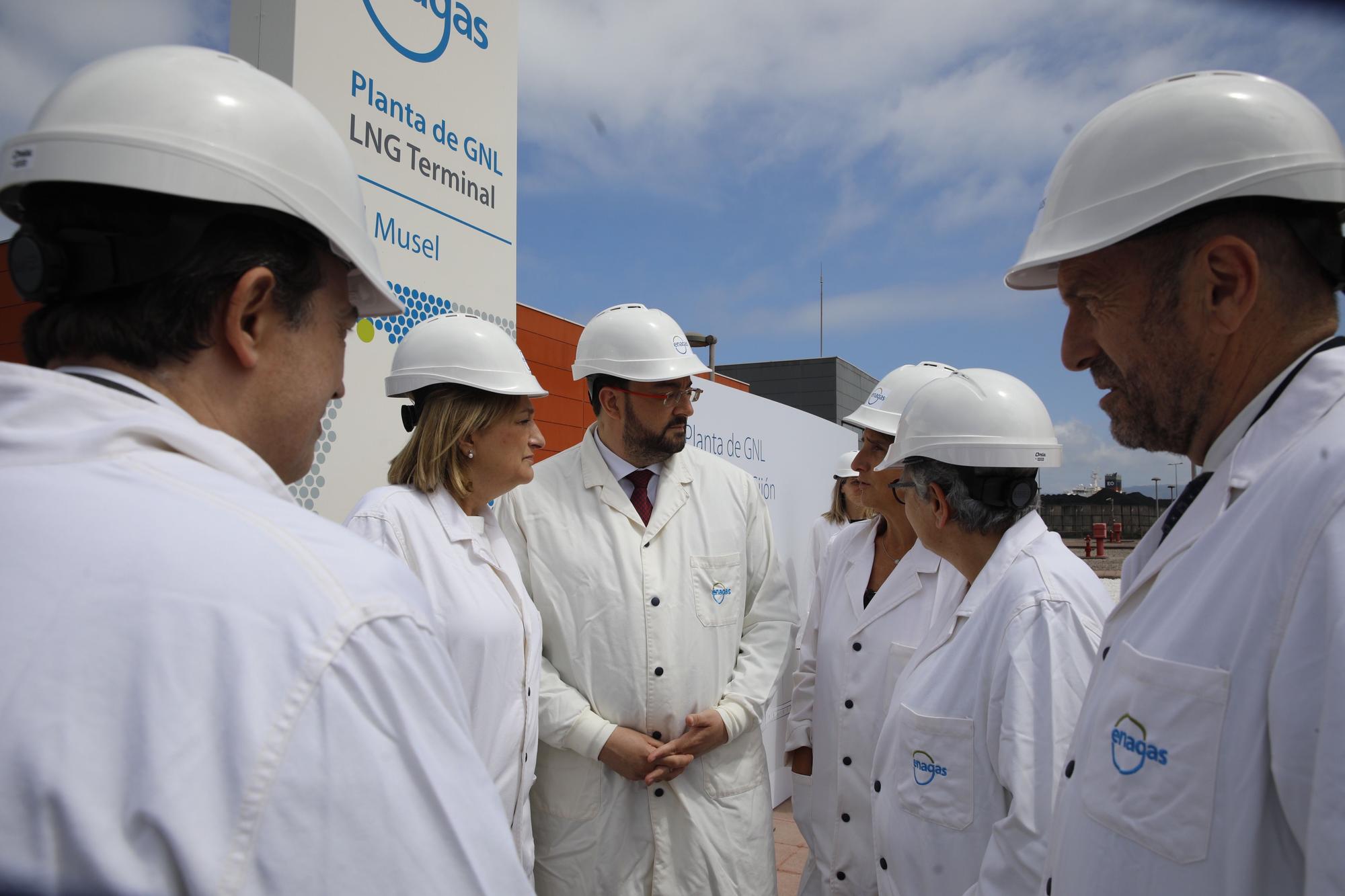 Teresa Ribera visita la planta regasificadora de El Musel