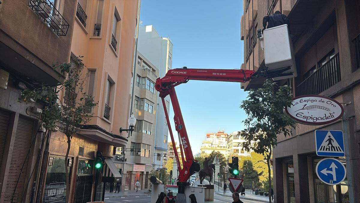 Una de las calles del centro histórico de Elche en las que se ha intervenido para retirar cableado aéreo