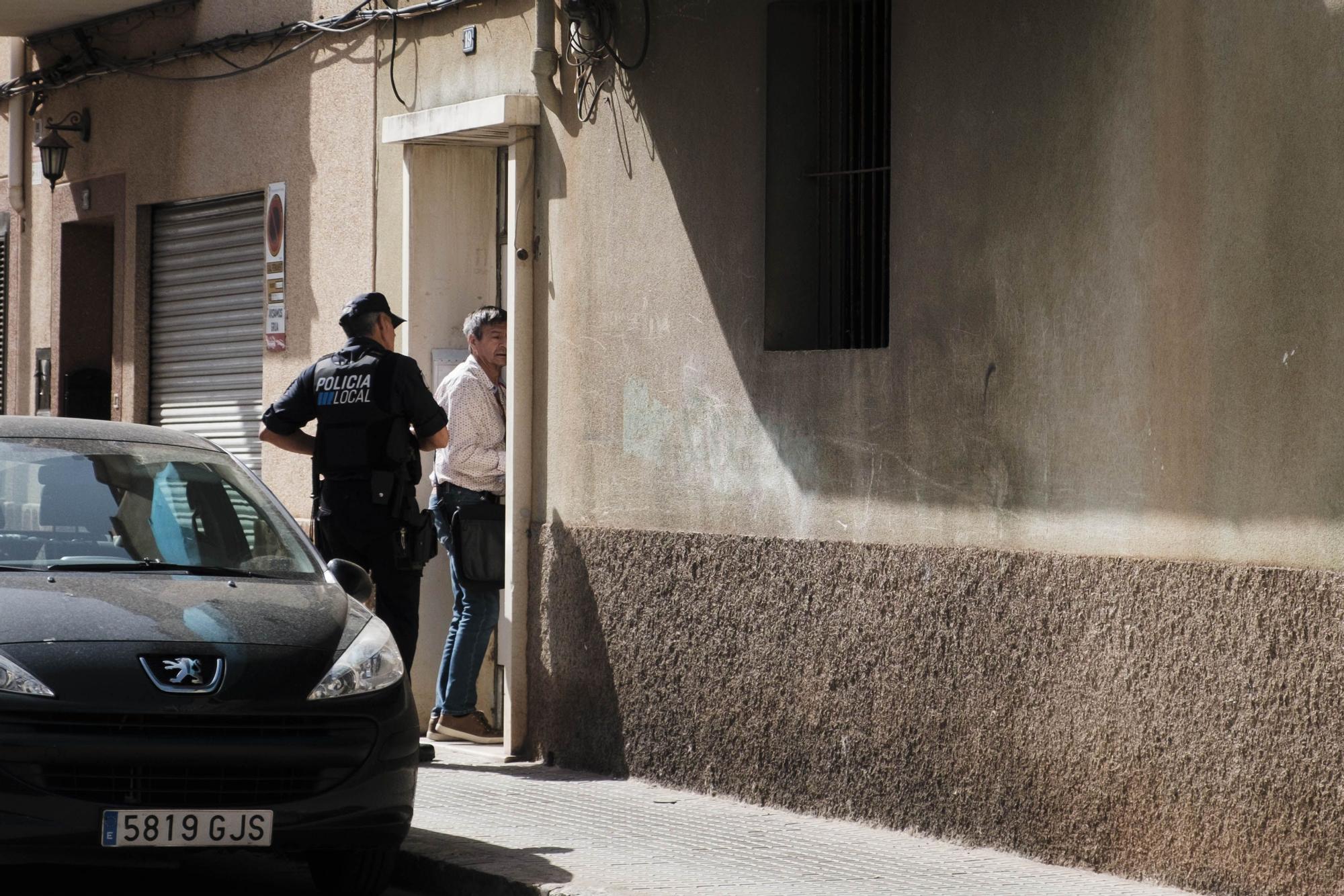 Desahucio de varias familias con niños que vivían en un edificio okupado en Palma