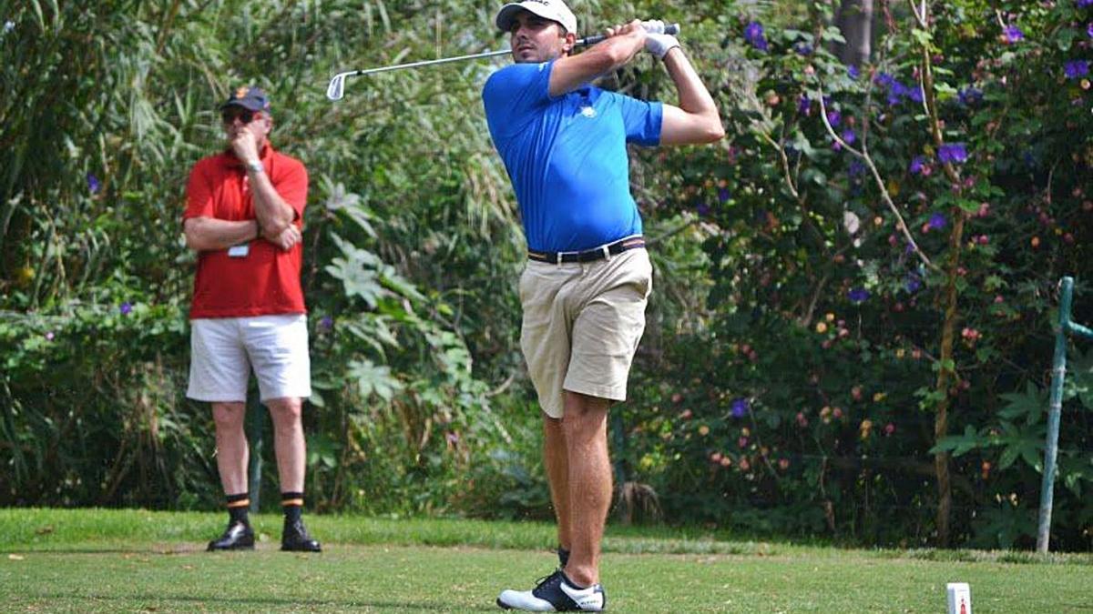 Álvaro Hernández Cabezuela golpea una bola durante el Campeonato de España. | | ADOLFO JUAN LUNA