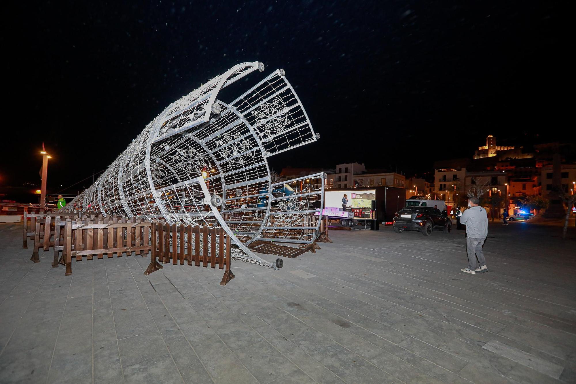 El viento derriba un árbol de navidad en el puerto de Ibiza y provoca una herida leve