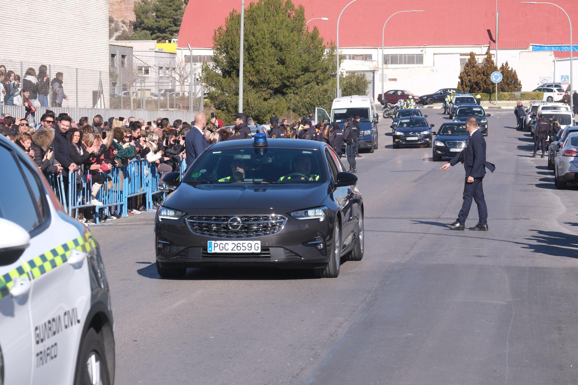 Recibimiento por todo lo alto y con gritos de "guapa" a la reina Letizia en Petrer