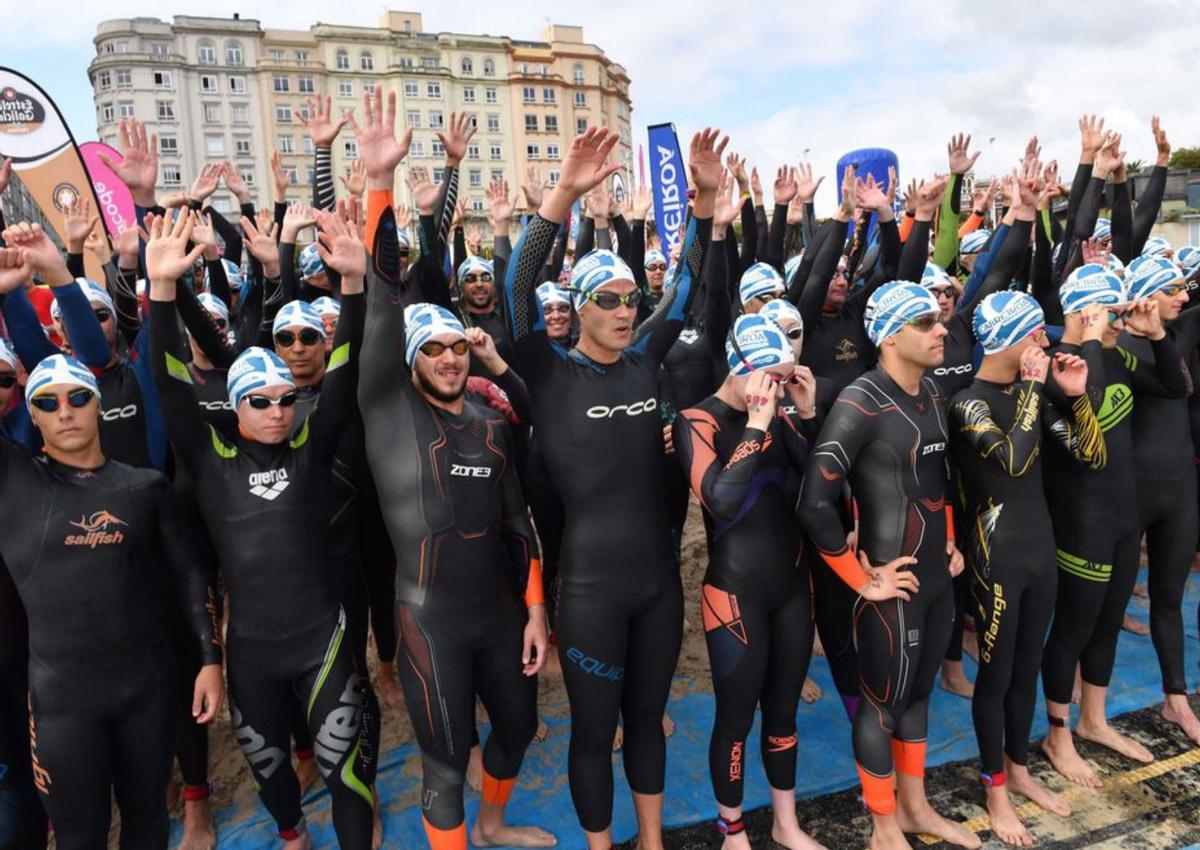 Salida de la travesía desde la playa de Riazor. | // VÍCTOR ECHAVE