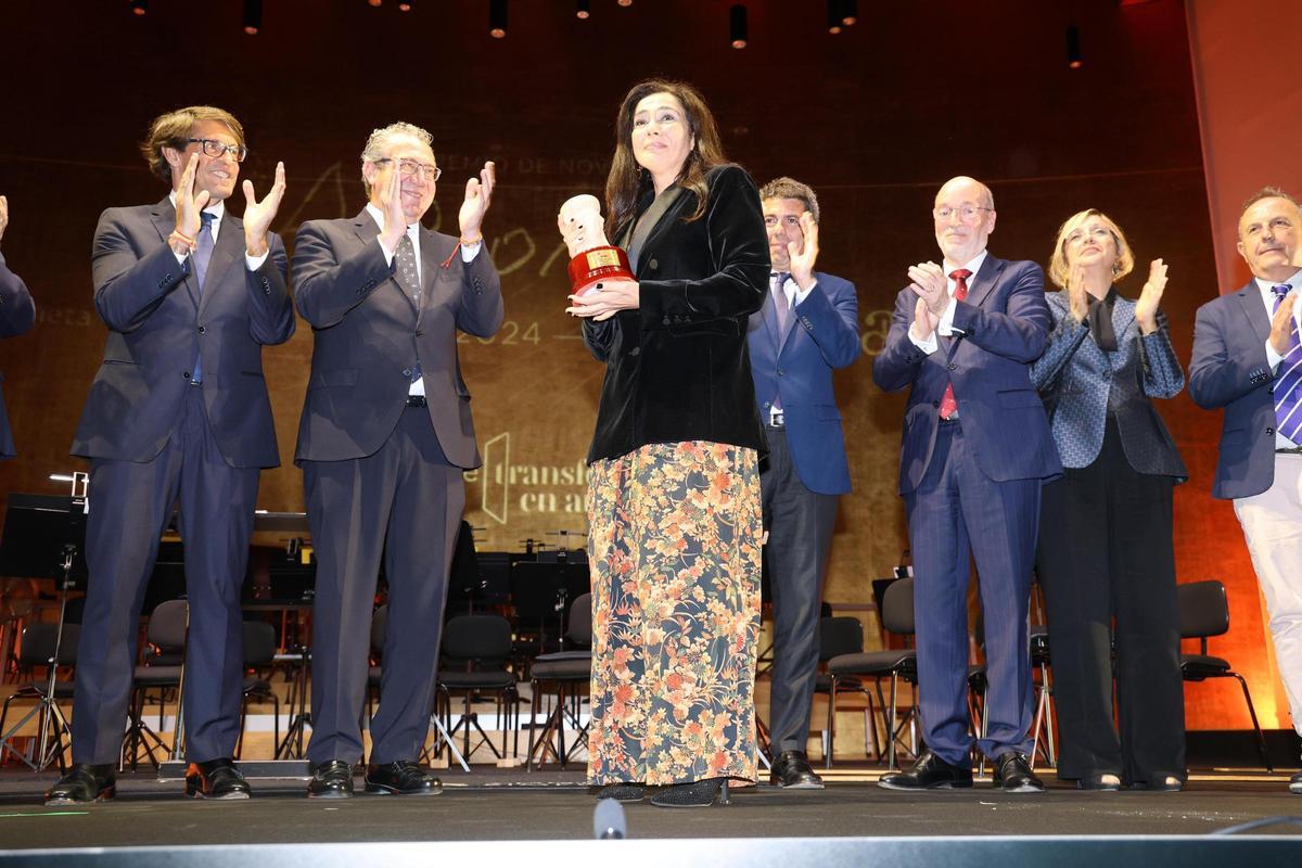 Cristina López Barrio, sobre el escenario del ADDA, con el premio