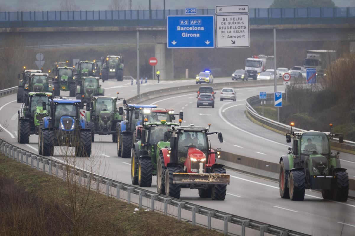 Aspecto de la C-25 a su paso por Vilobi d'Onyar, este lunes, con los tractores realizando una marcha lenta por el Eix Transversal.