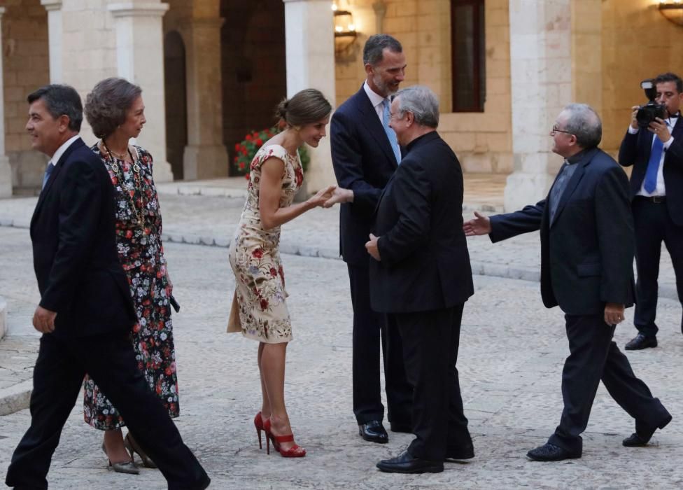 Los Reyes reciben a la sociedad balear en la Almudaina