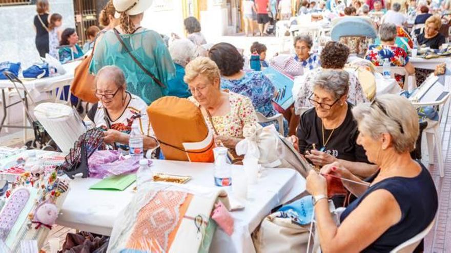 Encuentro de bolilleras a las puertas de la Casa de la Dona